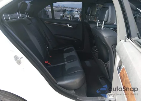 2013 Mercedes-Benz C 250 Sport z USA, uszkodzony, nr VIN WDDGF4HB7DA870313